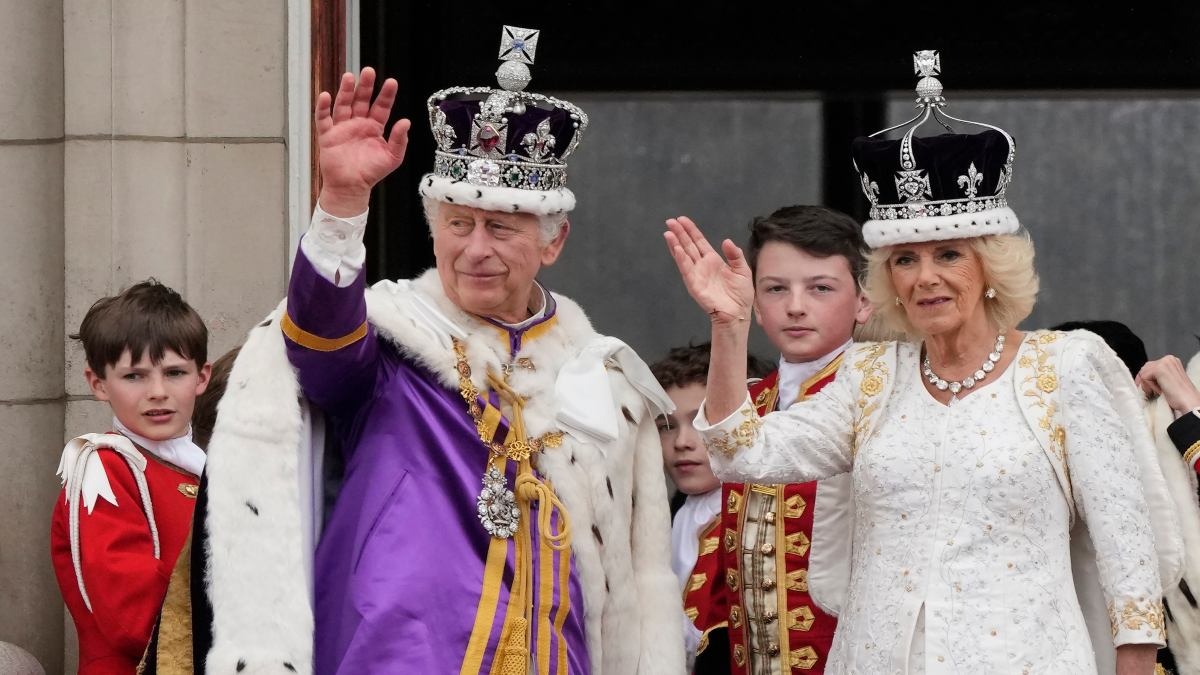 King, Queen appear on Buckingham Palace balcony to acknowledge crowds ...